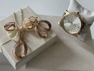 Setovi nakita: Komplet nakita sa kutijom
Cena 2000din — 4