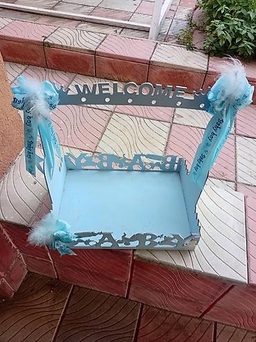 ata ad günü tortu: Mavi rəngdə, dekorativ “Welcome Baby” səbəti/stendi. Körpə qarşılama — 1
