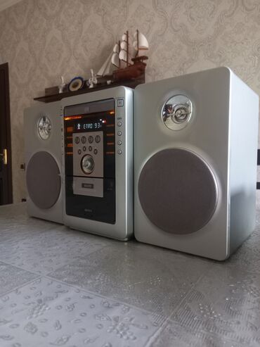 karvansaray ticaret merkezi: Mini HiFi sistem Sanyo dc-mm5000 işlək,yaxşi vəziyyətdədir. AUX,pultu