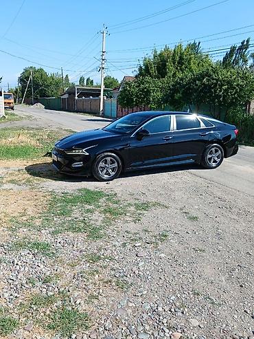 bmw рул: Черный седан класса D с динамичным силуэтом и выразительной оптикой — 1