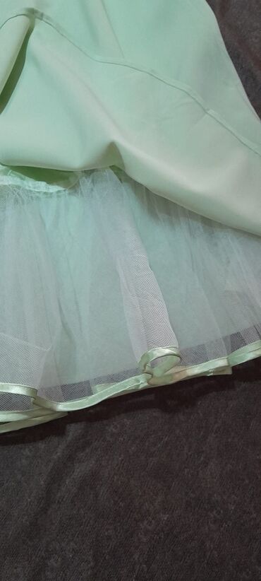 Haljine: Haljina u nežno mentol zelenoj boji, idealna za svečane prilike. - — 8