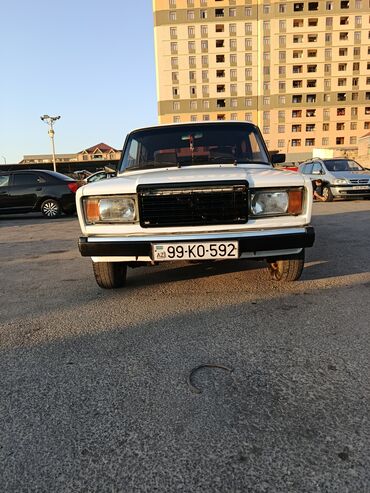 işlenmiş radiator: Ağ rəngli VAZ-2107 Lada sedan. Dörd qapılı bu avtomobil gündəlik