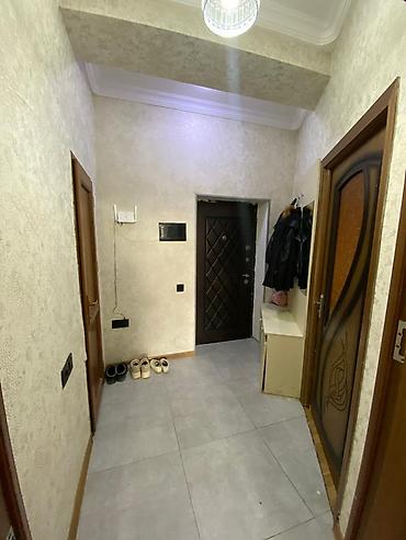 Mənzillər: Mənzilin təsviri: - Geniş və işıqlı 2 otaqlı plan: ayrı yataq otağı və — 1