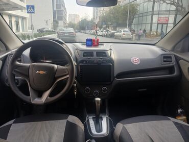 Chevrolet: Chevrolet Cobalt, ağ rəng, sedan gövdə. Xüsusiyyətlər: - Avtomat — 1