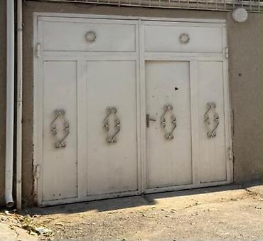 Metall qapı – ikitərəfli böyük giriş və ayrıca piyada keçidi olan