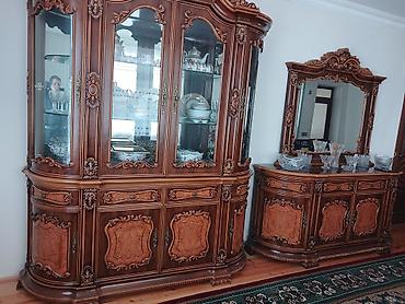 masa və oturacaqlar: Klassik üslubda qonaq otağı üçün vitrinli bufet və güzgülü konsol — 1