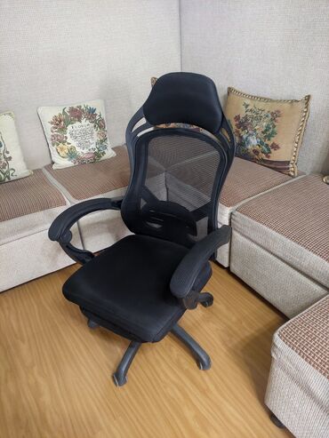 Кресла: Кресло офисное с ортопедической спинкой и подставкой под ноги