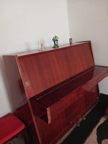 elektro gitara satisi: Şaquli akustik piano satılır. Alət klassik qəhvəyi ağac teksturalı — 1