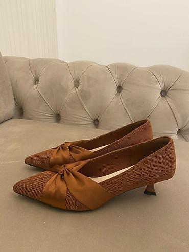lakovane gleznjace: Elegantne ženske cipele na malu štiklu (kitten heel), u toploj — 1