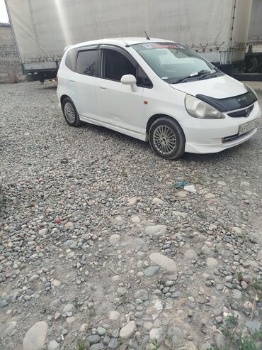 honda fit срочно: Автомобиль Honda Fit в белом цвете, компактный и экономичный. Идеален