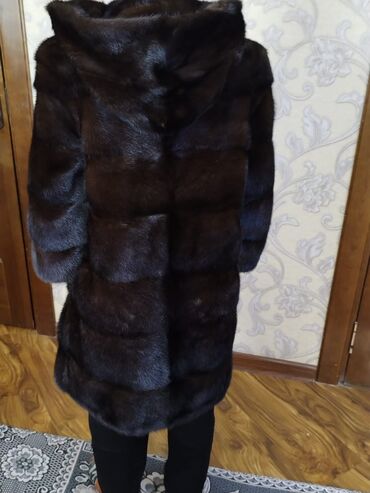 Шубы: Шуба из норки с капюшоном, темно‑шоколадный оттенок. Размер 44 тушот — 4