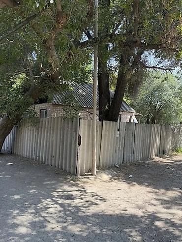 квартал: Продаётся участок с домом из кирпича. - Участок огорожен высоким — 2