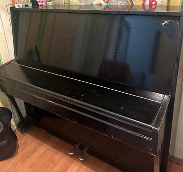 piano koklənməsi: Kuban markasına aid köhnə model piano. İstifadə olunan pianodur — 2