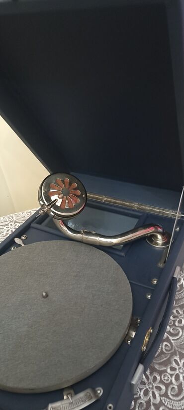 Qrammofon və patefonlar: Retro üslubda çox nadir göy rəngli "LENİNQRAD" patifonu. Üzərində val -da lalafo.az — 10 Qrammofon və patefonlar: Retro üslubda çox nadir göy rəngli "LENİNQRAD" patifonu. Üzərində val — 10