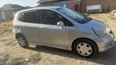 машина на обмен с доплатой: Серебристый хэтчбек Honda Fit. Этот компактный автомобиль предлагает