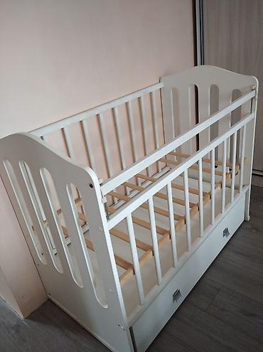 Дом и сад: Продам детскую кроватку, б/у, в хорошем состоянии, с выдвижным ящиком — 1