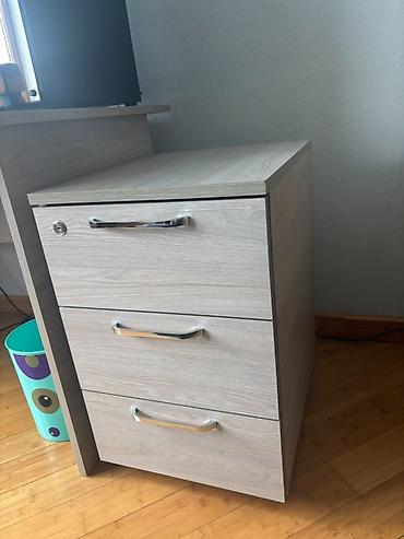 Ofis masaları: Yazı masası və 3 çəkməcəli tumba Masanın ölçüsü 70x140 sm Material — 2