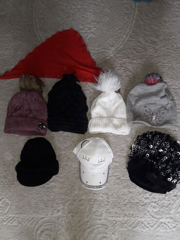 зимние шапки: Шапки зимние и не очень каждая по 100сом. Кепка с одним ухом, косынка