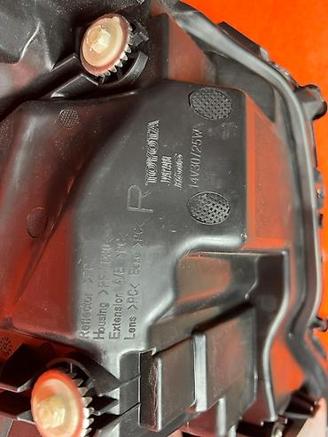 Передние фары: Передняя правая фара Toyota Новый, Оригинал — 10