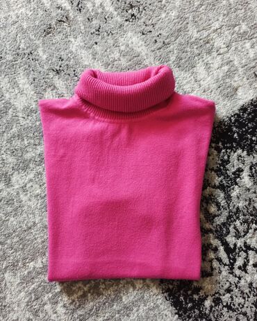 zimska jakna sa krznom: Rolka u pink boji sa cirkonima na rukavima. Materijal je poput kasmira