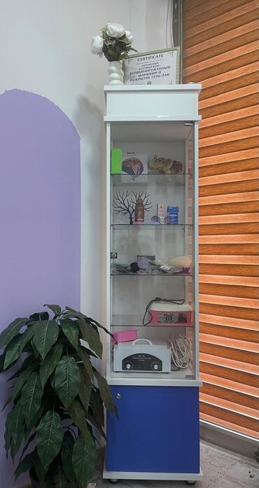 стеклянные полки на стену: Şüşə vitrinli kabinet – salon, butik və ofislər üçün - Material