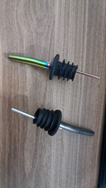 Bitkilər: Bu dəstdə barmen ləvazimatları var: iki ədəd metal tökmə burunluq