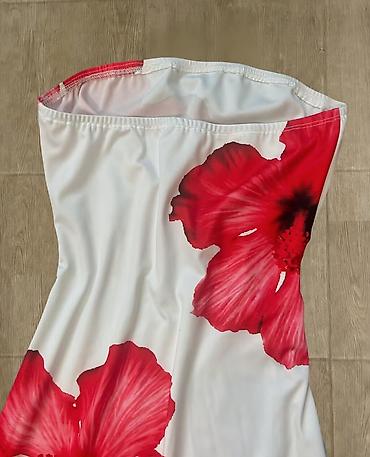 mexmer parca: Qolsuz, strapless uzun don – qırmızı iri hibiskus çiçəyi printi ilə — 2