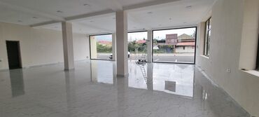 Binalar: Kommersiya təyinatlı iki mərtəbəli modern bina - Şüşəbənd vitrin — 11