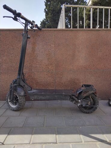 qaçış aparatı satış: Güclü elektrik skuter - Rəng: qara, möhkəm metal konstruksiya -