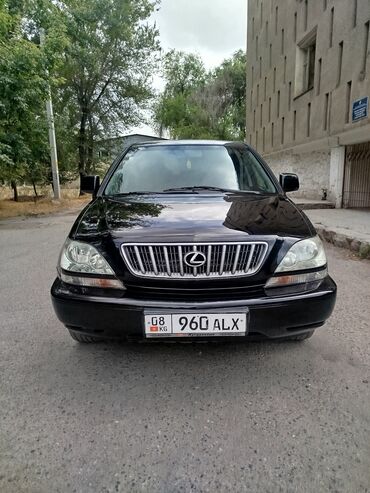 обмен на авто с доплатой: Черный кроссовер Lexus RX с классическим дизайном кузова и просторным
