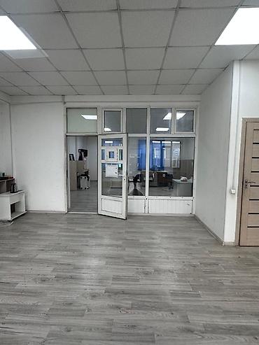 Коммерческая недвижимость: Коммерческое помещение 78,5 м², высота потолков 3,3 м. Планировка: - — 3