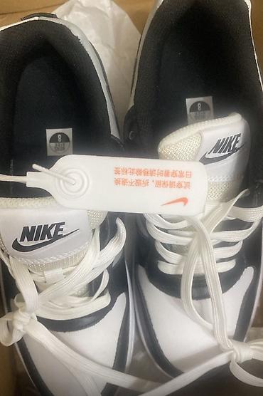 Кроссовки Nike, модель в классической чёрно‑белой расцветке