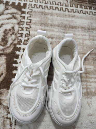 обувь кеды: Летние дышащие кеды (Уни) размер 300сом размер 30 белые и состояние