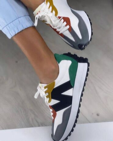 Patike: New balance 327 patike

Novo
Brojevi 36 do 40 — 10