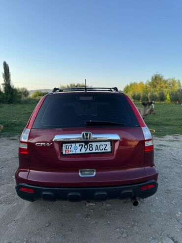 оборудование для шиномонтаж: Автомобиль Honda CR-V красного цвета, представленный на фотографиях