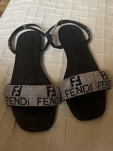 frida aksesuar kataloq: Fendi rhinestone sandal — qara rəngdə, düz tabanlı, kvadrat burunlu — 1