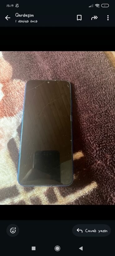 redmi mi a3 qiymeti: Mavi rəngli, arxa tərəfində "Redmi" loqosu olan smartfon. Arxa hissədə