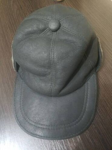 шапка с ушками: Кожаная с мехом тёплая размер L покупали дорого отдадим за 500 сом