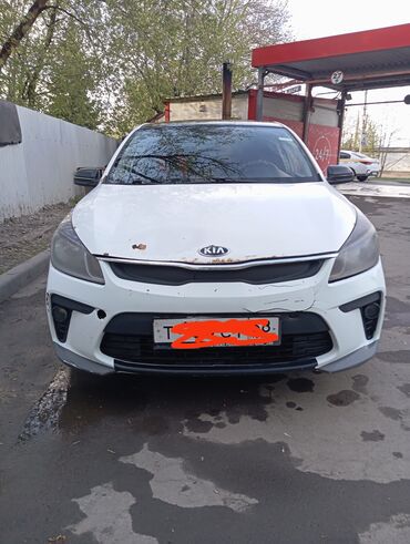 опель зафира б: Белый седан Kia Rio, оборудованный для работы в такси. Автомобиль