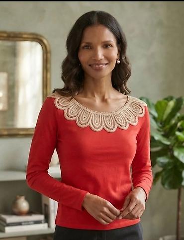 Ženska bluza sa dugim rukavima u koralno-crvenoj boji. Model ima