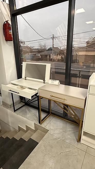 Стильные туалетные/консольные столики Вариант 1 (слева): - Цвет at lalafo.kg Стильные туалетные/консольные столики Вариант 1 (слева): - Цвет