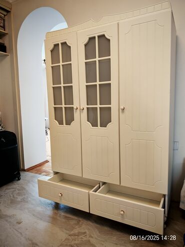 Açılan, 3 qapılı Düz dolab, Şifonyer