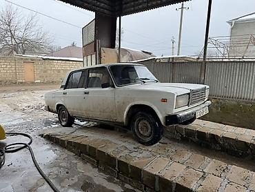 VAZ (LADA): VAZ 2107, ağ rəng, sedan kuzov. Xüsusiyyətlər: - 4 qapı, 5 nəfərlik — 1
