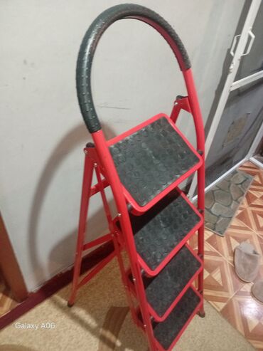 Nərdivanlar: Qırmızı rəngdə qatlanan 4 pilləli ev nərdivanı.Sifariş götürülür — 8