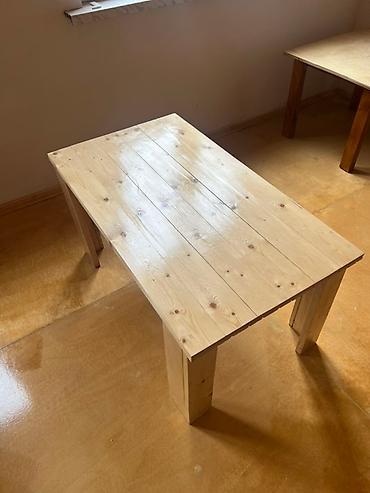 masa ofis: Dördbucaqlı formasında, açıq rəngli taxtadan hazırlanmış masa. Geniş — 3
