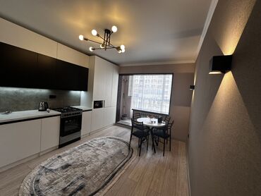 кухонный гарнитур фото: Современная кухня-столовая с полным комплектом мебели и техники -