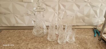 Qəhvə dəstləri və servizlər: Kəlləli şüşə qrafin və stəkan dəsti - Material: qalın, şəffaf şüşə -