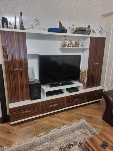 Komodlar: İşlənmiş, Düz TV altlığı, Polkalı, Laminat, Türkiyə