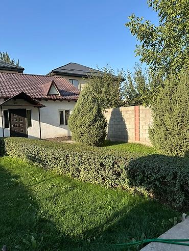 Продажа коттеджей и домов: Просторный двухэтажный дом с ухоженным зеленым участком. - — 21