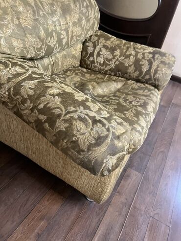 Мягкие кресла: Просторный трехместный диван и два кресла с обивкой из ткани цвета — 9